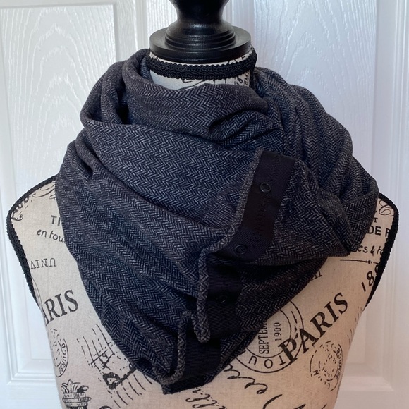 Ivivva by lululemon  Village Chill Scarf - Picture 1 of 11